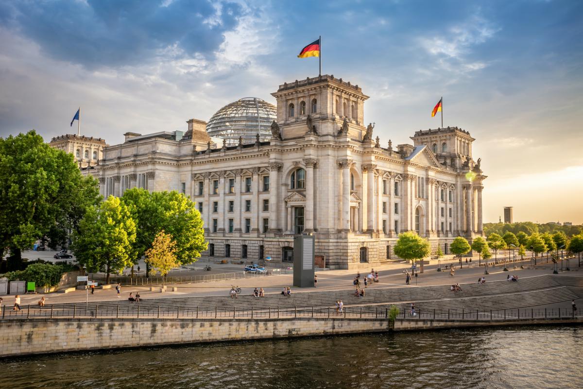 Blick auf Reichstag mit Kuppel über die Spree