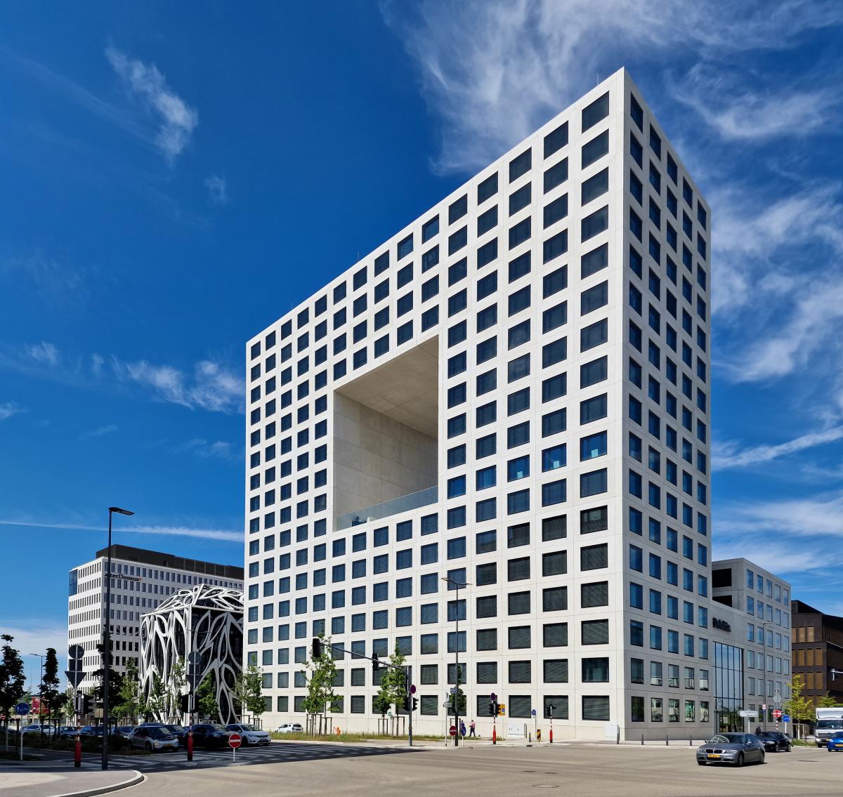 modernes Bürohochhaus mit quadratischem Auslass in der Mitte