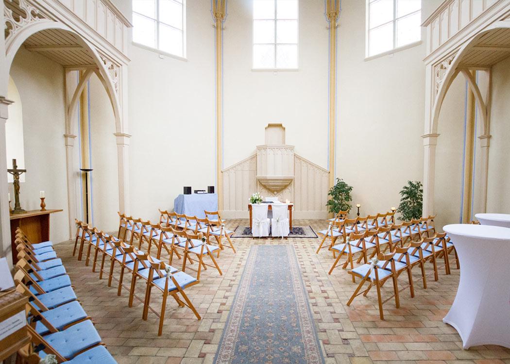 festlich bestuhlter Kirchenraum mit Fußboden aus alten Backsteinen